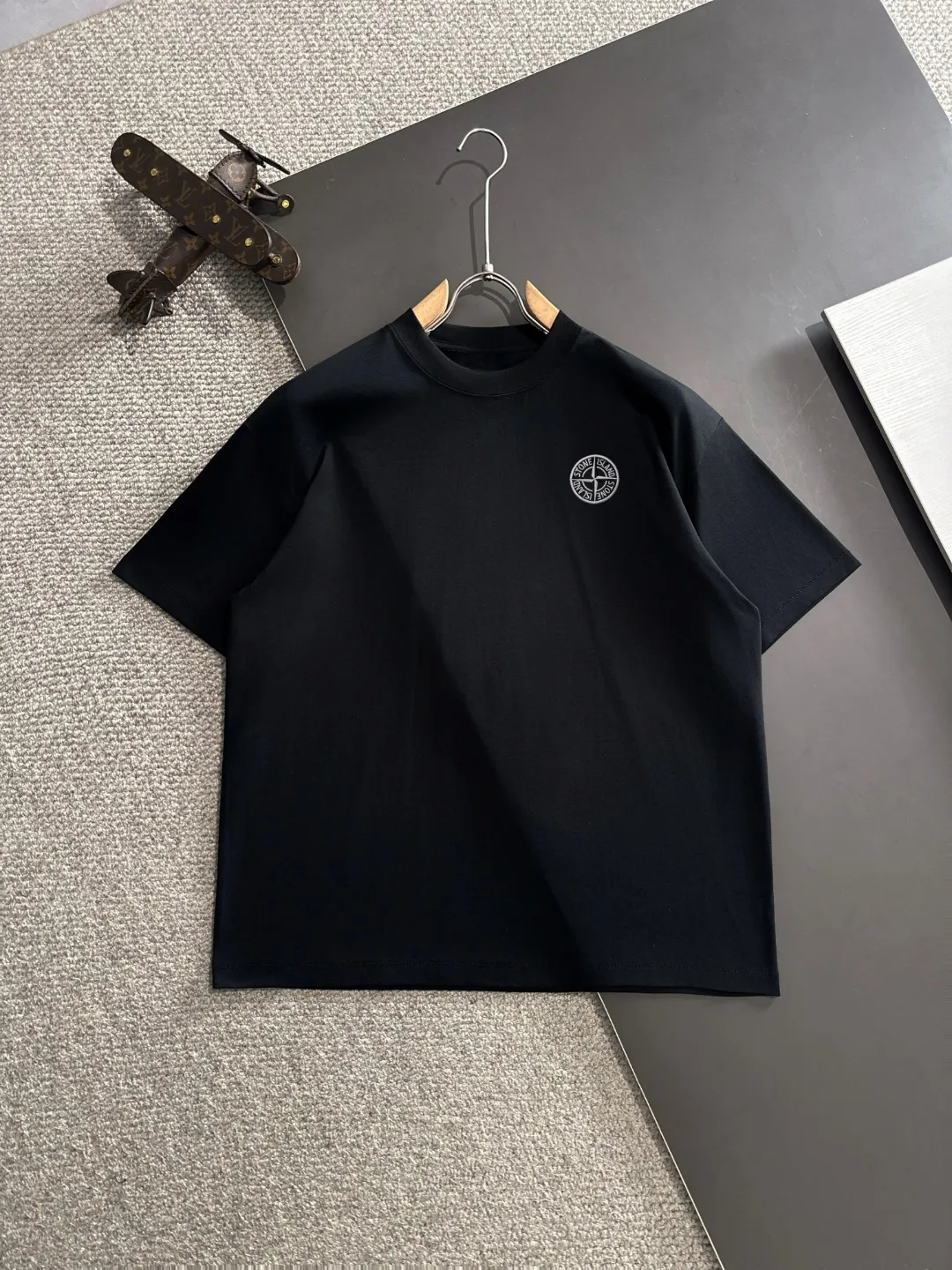 🅿️270 shipped next day, high quality Stone Island 2025 spring and summer new men's batik washed short-sleeved T-shirt, combed heavy weight washed double yarn fabric, high-strength fabric feels full of weight when weighed, and the upper body is more textured than ordinary T-shirts and is not easy to deform. This texture can cope with the weather, absorbs sweat and is breathable, suitable for both hot and cold! Perfectly produced with reference to the original stitch and stitch! Loose fit design, looks noble. Sizes: S to XXL (European sizes are larger, it is recommended to choose one size smaller than your usual size)